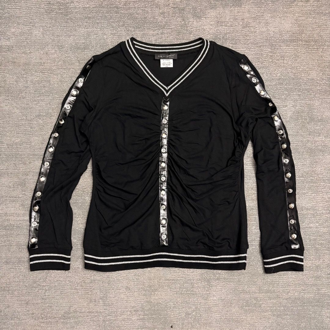 Le Copain Paris V-neckline decorative buttoned placket (Category: Longsleeves) located in Calamba. Submitted by bermuda.ph (Listing ID 1463856787, Image 1). Description: .