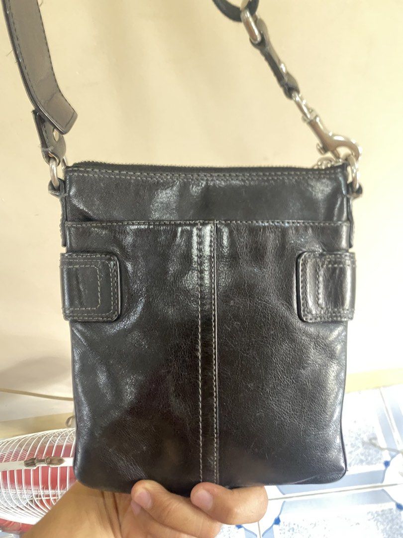 Leather coach sling bag (Category: Sling Bags) located in Tumauini. Submitted by calmearth-bc99 (Listing ID 1463755654, Image 2). Description: Leather coach sling bag.