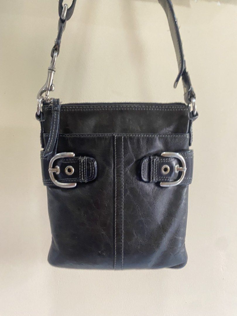 Leather coach sling bag (Category: Sling Bags) located in Tumauini. Submitted by calmearth-bc99 (Listing ID 1463755654, Image 1). Description: Leather coach sling bag.