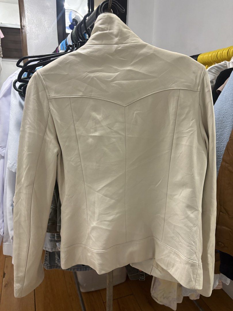 Leather Jacket Geniune (Category: Coats, Jackets and Outerwear) located in Tuba. Submitted by thebag-oh (Listing ID 1463886914, Image 2). Description: Geniune leather Best fit sa xs if small po fitted na sya. B-32in shoulder-15 L-21 arm-10in.
