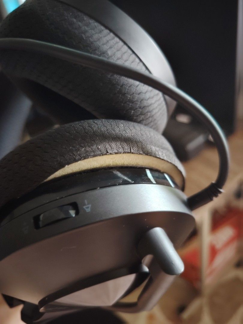 Lenovo H210 Gaming Headset (Wired 3.5mm) (Category: Headphones & Headsets) located in Bay. Submitted by kuraudouchiha (Listing ID 1463837996, Image 3). Description: Selling my Lenovo H210 Wired Gaming Headset! Very lightly used, 100% working, kaso na tuklap ba yung foam due to storage. Price is adjusted accordingly Para ma palitan mo nalang ng universal replacement pads.