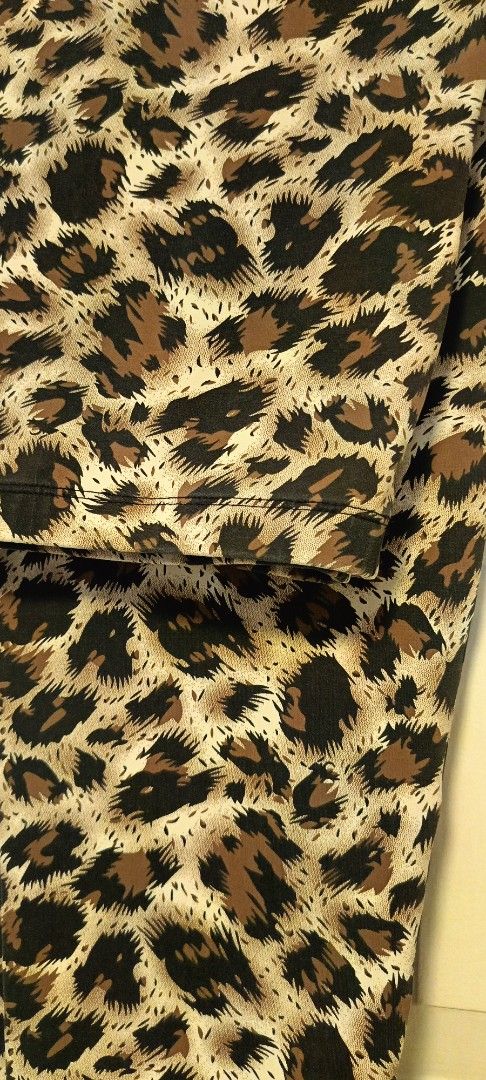 Leopard Print Leggings (Category: Activewear) located in Paranaque City. Submitted by yesyesyo (Listing ID 1463828865, Image 3). Description: - Trendy leopard print design - Stretchy material for a comfortable fit - Perfect for lounging or casual outings - Effortlessly pairs with various tops - A fun addition to your wardrobe! this is not thrifted. all are for personal decluttering only. payment thru Gcash delivery options: J&T and Lalamove. plea