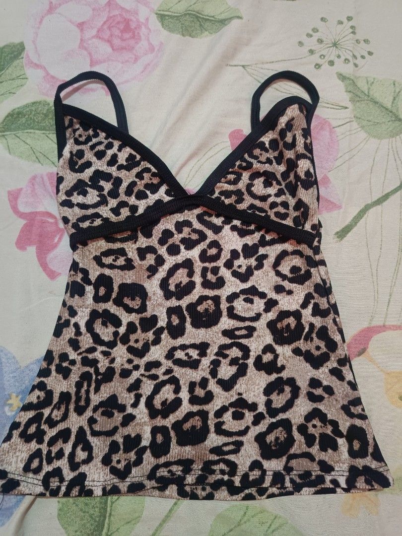 Leopard Print Ribbed Tube Top with Straps (Category: Sleeveless) located in Guagua. Submitted by mxrll (Listing ID 1463825027, Image 1). Description: 2pcs available small to med.