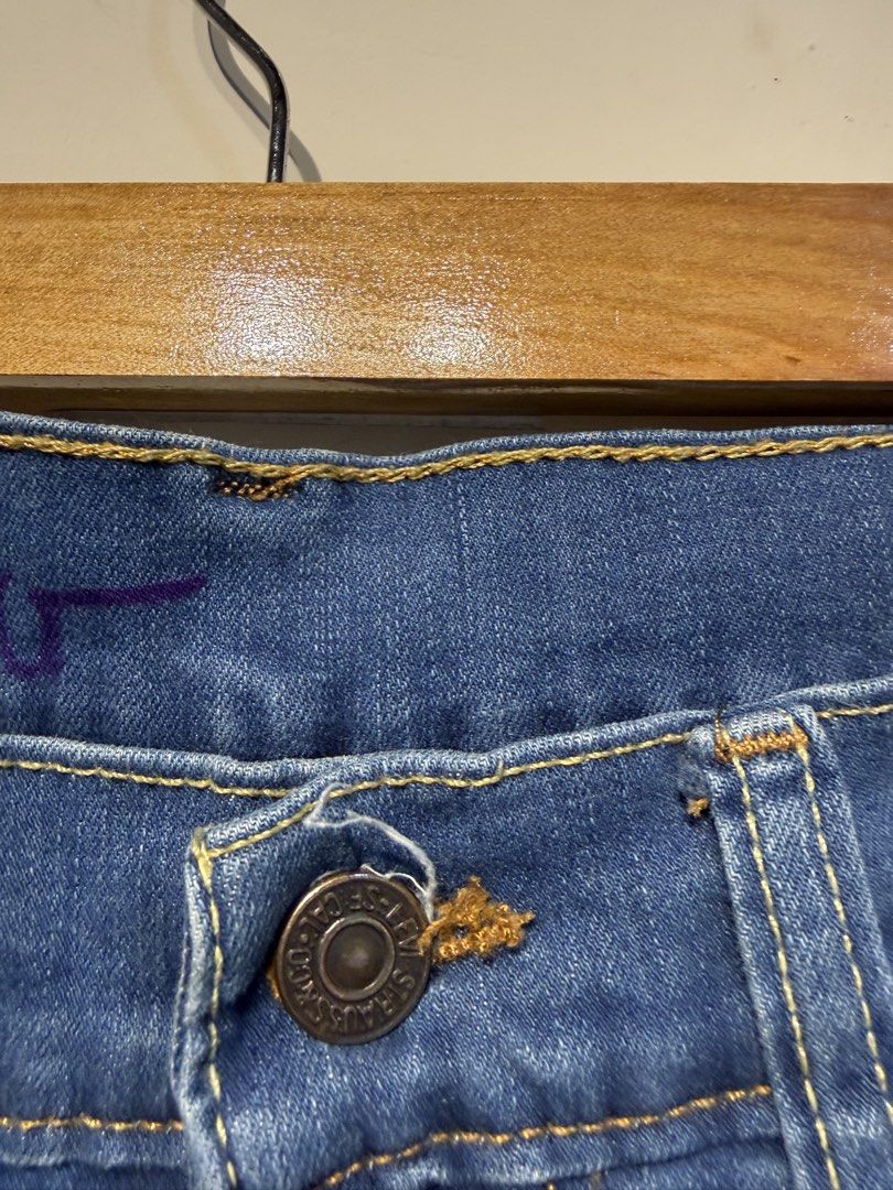 Levis 511 (Category: Jeans) located in Carmen. Submitted by thriftnichoii (Listing ID 1463839408, Image 3). Description: Levis 511 30-31x41.