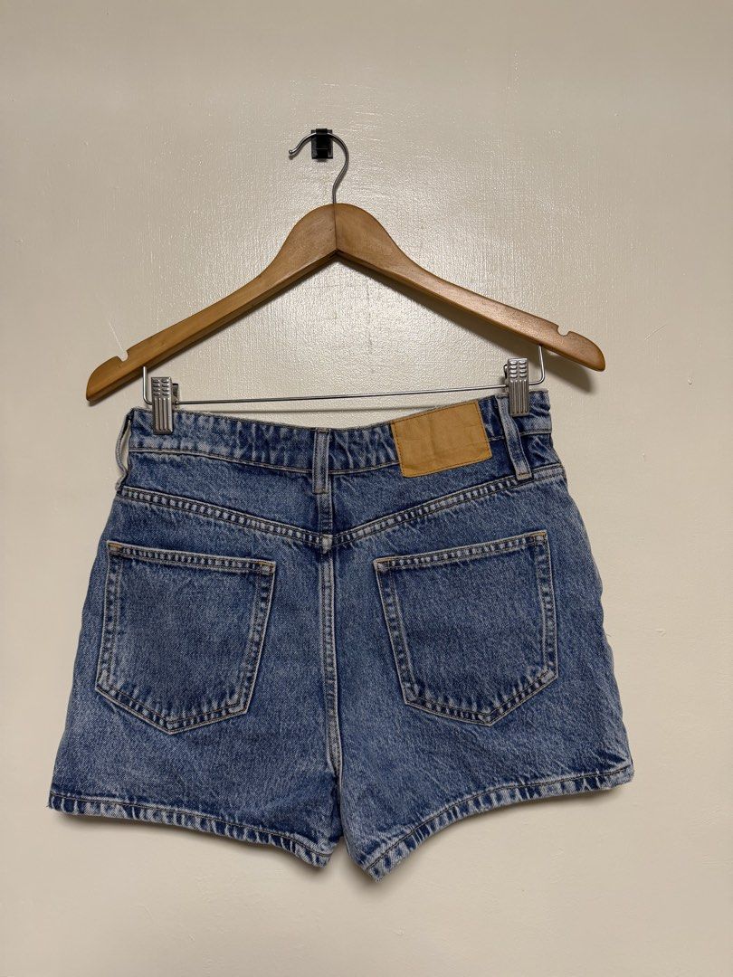 Zara Denim Shorts (Category: Shorts) located in Manila. Submitted by don_p (Listing ID 1463864752, Image 2). Description: SIZE: EU: 40 US: 8 - Classic blue denim shorts - High-waisted style - Button and zip closure - Five-pocket design - Frayed hem detail - Ideal for casual wear - Versatile pairing with any top.