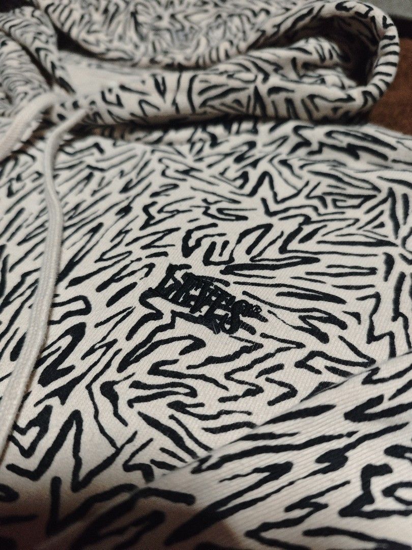 Levi's Hoodie Abstract Print Size S (Category: Hoodies) located in Dalaguete. Submitted by three7archives (Listing ID 1463890480, Image 3). Description: - Brand: Levi's - Style: Hoodie - Size: S - Design: Unique black and white abstract print - Material: 100% Cotton - Features: Drawstring hood, ribbed cuffs and hem - Ideal for: Casual wear.