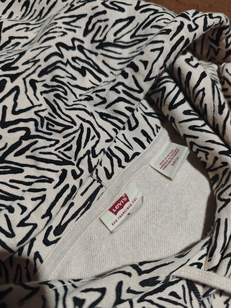 Levi's Hoodie Abstract Print Size S (Category: Hoodies) located in Dalaguete. Submitted by three7archives (Listing ID 1463890480, Image 2). Description: - Brand: Levi's - Style: Hoodie - Size: S - Design: Unique black and white abstract print - Material: 100% Cotton - Features: Drawstring hood, ribbed cuffs and hem - Ideal for: Casual wear.