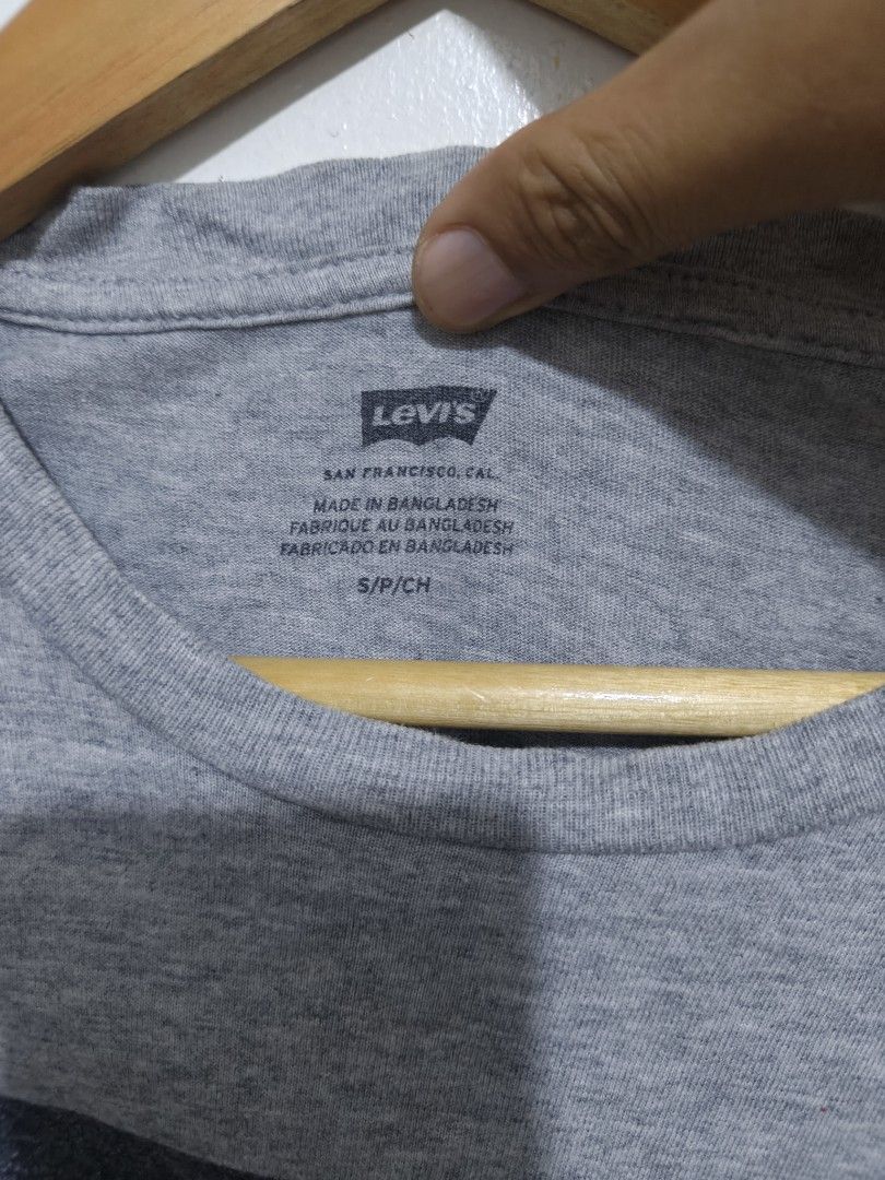 LEVI'S T-SHIRT (Category: Coats, Jackets and Outerwear) located in Tagbina. Submitted by stephen_migraso (Listing ID 1463823349, Image 3). Description: .