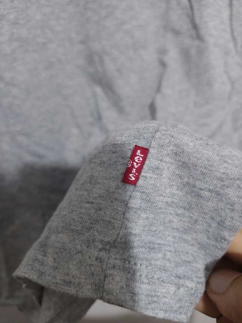 LEVI'S T-SHIRT (Category: Coats, Jackets and Outerwear) located in Tagbina. Submitted by stephen_migraso (Listing ID 1463823349, Image 2). Description: .