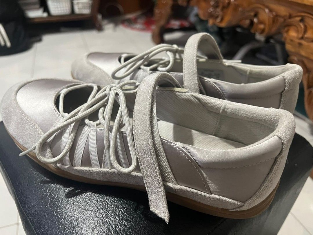 Light Grey Lace-up Flats with Velcro Strap (Category: Flats & Sandals) located in General Mariano Alvarez. Submitted by deslacbayan (Listing ID 1463893085, Image 2). Description: - Light grey flats - Size 24.5 - Satin and suede-like material - Unique lace-up design - Secure velcro strap - Sole with good grip - Ideal for casual wear.
