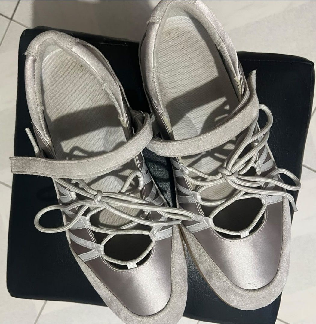 Light Grey Lace-up Flats with Velcro Strap (Category: Flats & Sandals) located in General Mariano Alvarez. Submitted by deslacbayan (Listing ID 1463893085, Image 1). Description: - Light grey flats - Size 24.5 - Satin and suede-like material - Unique lace-up design - Secure velcro strap - Sole with good grip - Ideal for casual wear.