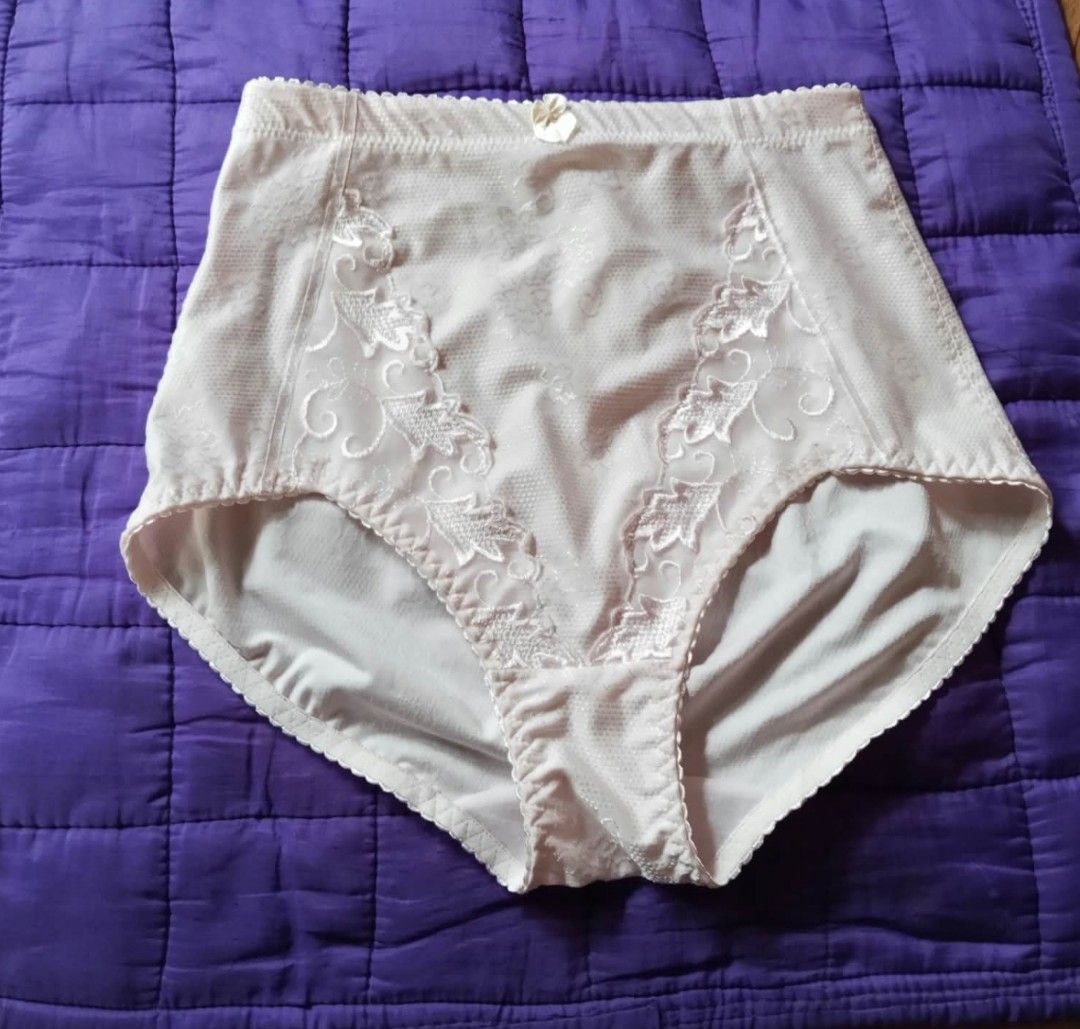 Light Pink Lace Panty Size:Large (Category: Undergarments & Loungewear) located in Navotas City. Submitted by vanilla_sandalwood (Listing ID 1463790419, Image 1). Description: -Brand: Rosa -Size: Large -Color: Light Pink -Like nEw -Good Condition -Lace Panty Hiwaist.