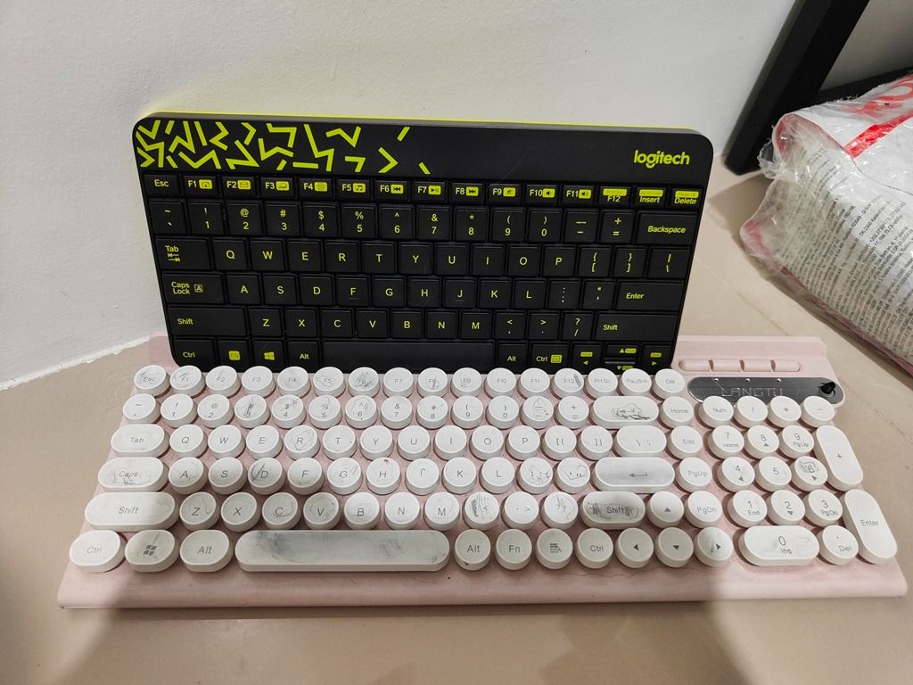 Logitech & Langtu Wireless Keyboard (Category: Computer Keyboard) located in Las Pinas. Submitted by ricns (Listing ID 1463870727, Image 1). Description: Please Read The Entire Ads Before Inquiring Pakibasa Muna Ang Buong Patalastas Bago Mag Tanong Price : - 350 Pesos ( Fix ) Payment Thru : - Cash, BDO, BPI, RCBC, Security Bank, CIMB, UNO Bank, GCash Or Paymaya Logitech & Langtu Wireless Keyboard - No Receiver - Won’t Work If No Receiver Package 