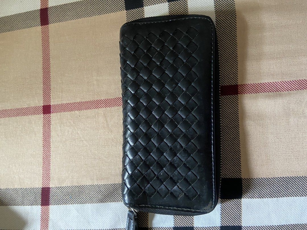 Long wallet (Category: Wallets & Card holders) located in Calamba. Submitted by mj_sotto22 (Listing ID 1463784859, Image 1). Description: Genuine leather no flaws .