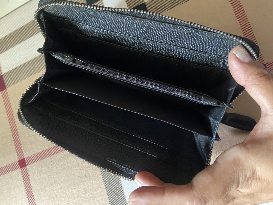 Long wallet (Category: Wallets & Card holders) located in Calamba. Submitted by mj_sotto22 (Listing ID 1463784859, Image 3). Description: Genuine leather no flaws .