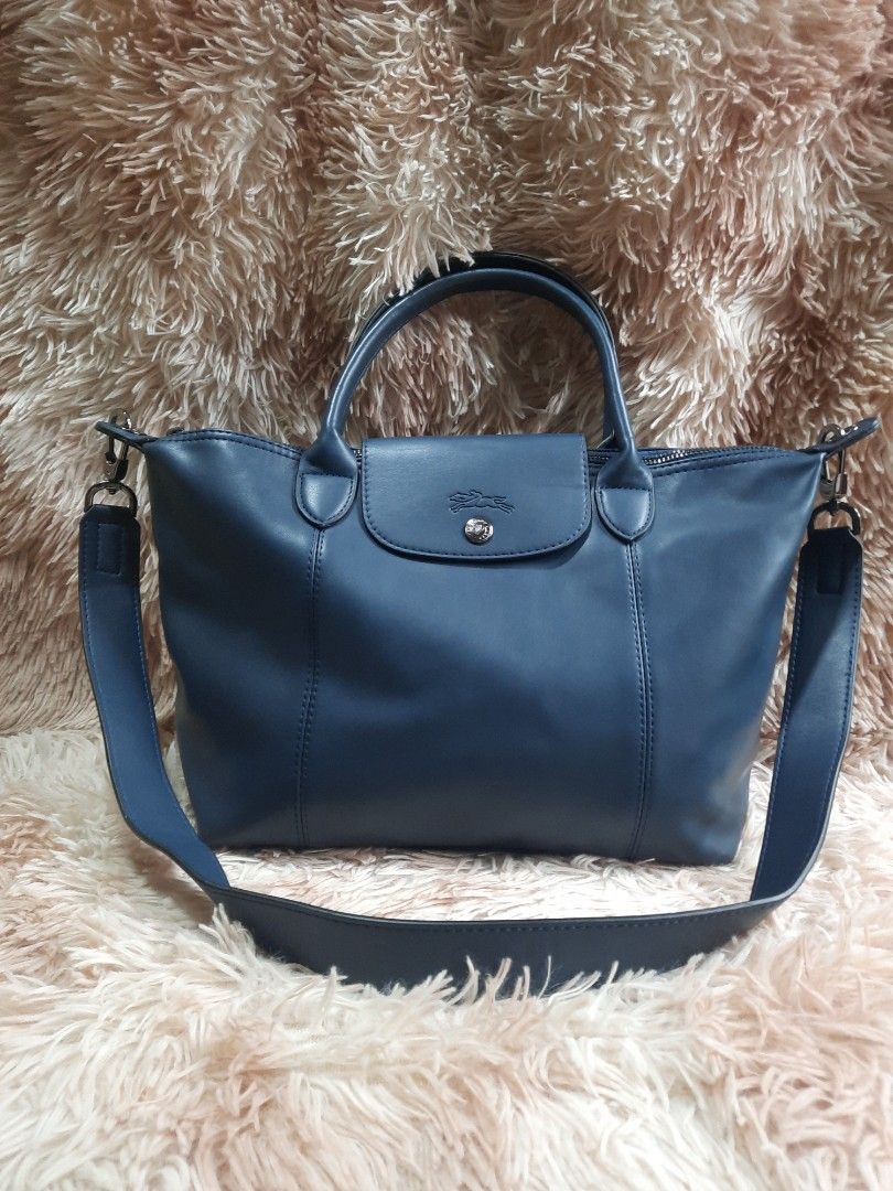 Longchamp bag brand new (Category: Luxury Bags & Wallets) located in Manila. Submitted by eliphalet_983 (Listing ID 1463927716, Image 2). Description: Longchamp 2way brand new ganda ng leather. size: medium color: navy blue delivery fee shoulder by the buyer. payment first sa cashG loc.Pasig salamat po.
