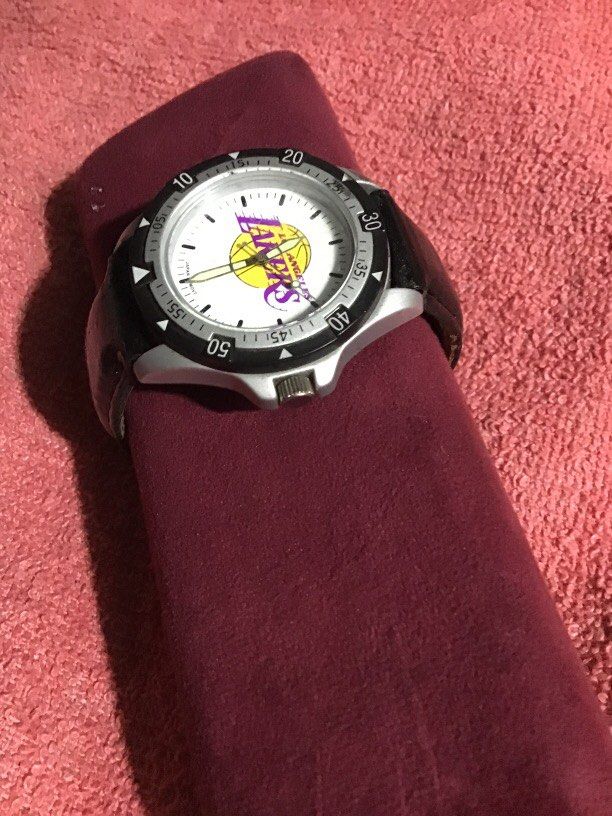 Los Angeles watch (Category: Men's Watches) located in Baguio. Submitted by agozun61 (Listing ID 1463780870, Image 2). Description: This is a Los Angeles Lakers analog wrist watch featuring a distinctive black bezel and teams baseball logo on a white dial..