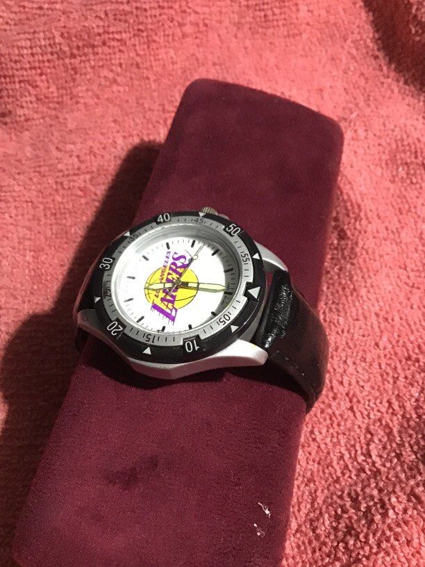 Los Angeles watch (Category: Men's Watches) located in Baguio. Submitted by agozun61 (Listing ID 1463780870, Image 3). Description: This is a Los Angeles Lakers analog wrist watch featuring a distinctive black bezel and teams baseball logo on a white dial..
