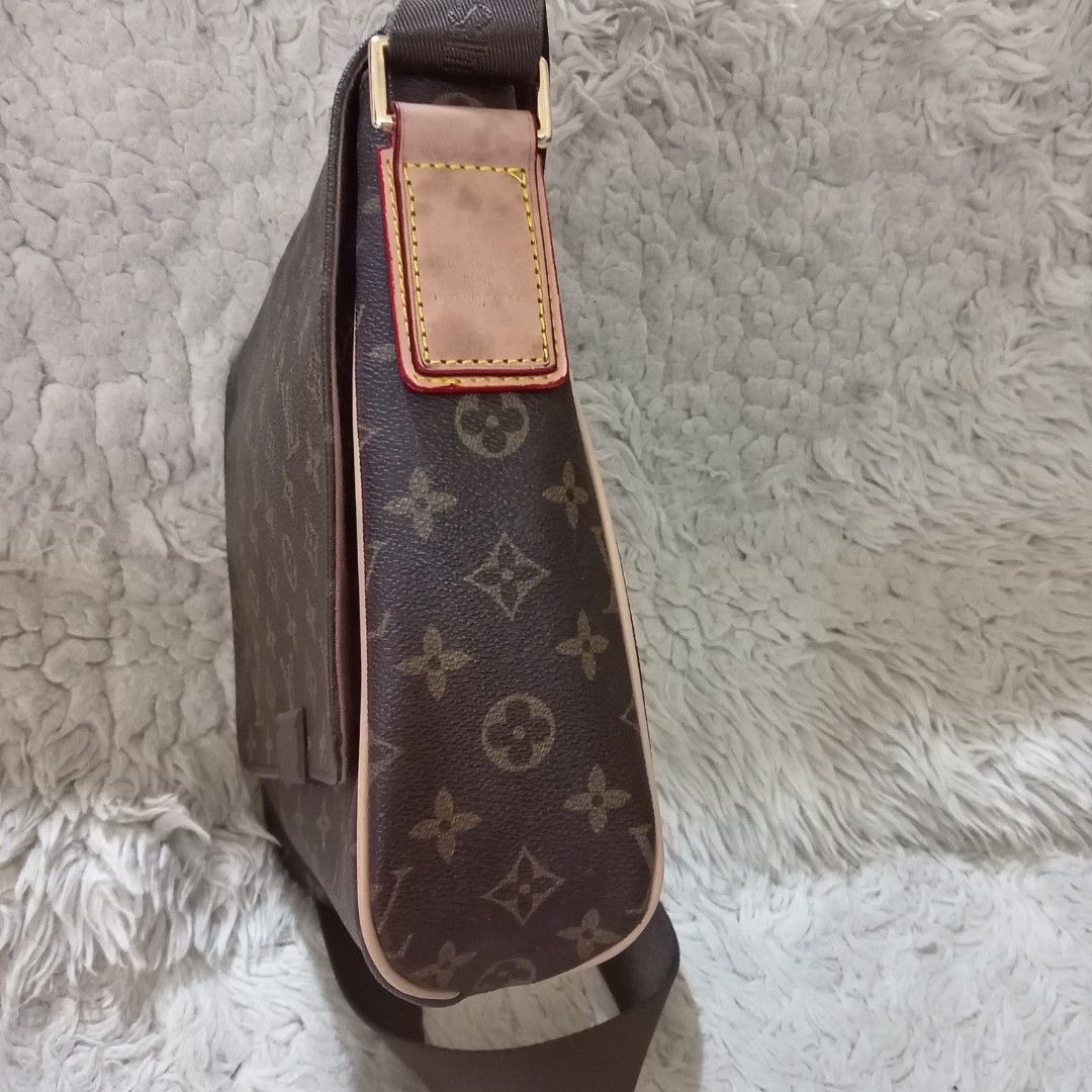 Louis Vuitton Monogram Messenger Bag (Category: Luxury Bags & Wallets) located in Baguio. Submitted by sheren_signatures (Listing ID 1463756509, Image 3). Description: - Classic Louis Vuitton monogram messenger bag - Color: Brown canvas with leather trim - Features an adjustable strap for comfortable wear - Interior includes multiple pockets for organization - Ideal for daily use - Please note: Shows some signs of wear on the leather trim and int