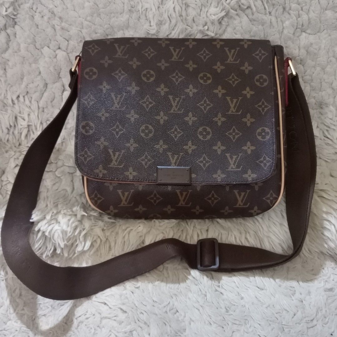 Louis Vuitton Monogram Messenger Bag (Category: Luxury Bags & Wallets) located in Baguio. Submitted by sheren_signatures (Listing ID 1463756509, Image 1). Description: - Classic Louis Vuitton monogram messenger bag - Color: Brown canvas with leather trim - Features an adjustable strap for comfortable wear - Interior includes multiple pockets for organization - Ideal for daily use - Please note: Shows some signs of wear on the leather trim and int