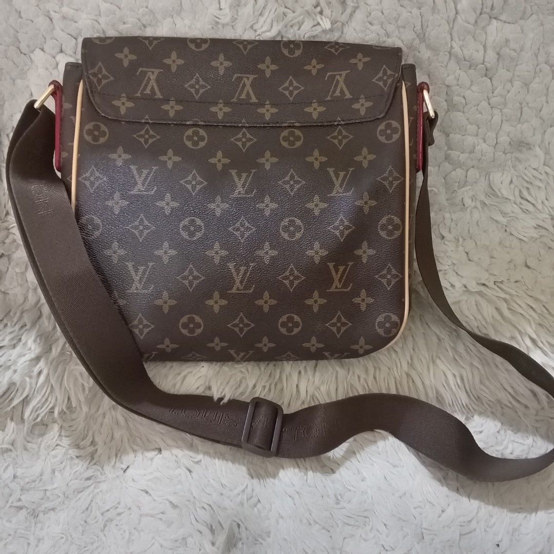 Louis Vuitton Monogram Messenger Bag (Category: Luxury Bags & Wallets) located in Baguio. Submitted by sheren_signatures (Listing ID 1463756509, Image 2). Description: - Classic Louis Vuitton monogram messenger bag - Color: Brown canvas with leather trim - Features an adjustable strap for comfortable wear - Interior includes multiple pockets for organization - Ideal for daily use - Please note: Shows some signs of wear on the leather trim and int