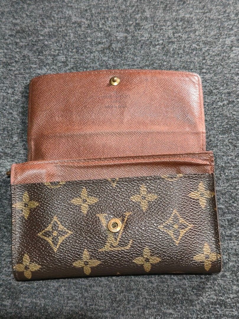Louis Vuitton Monogram Wallet (Category: Luxury Bags & Wallets) located in Quezon City. Submitted by iammjdlb (Listing ID 1463769945, Image 3). Description: - Louis Vuitton Bifold Wallet - Classic Monogram Canvas - Secure button closure - Ideal for organizing your cards, coins and bills - Authentic 100%.