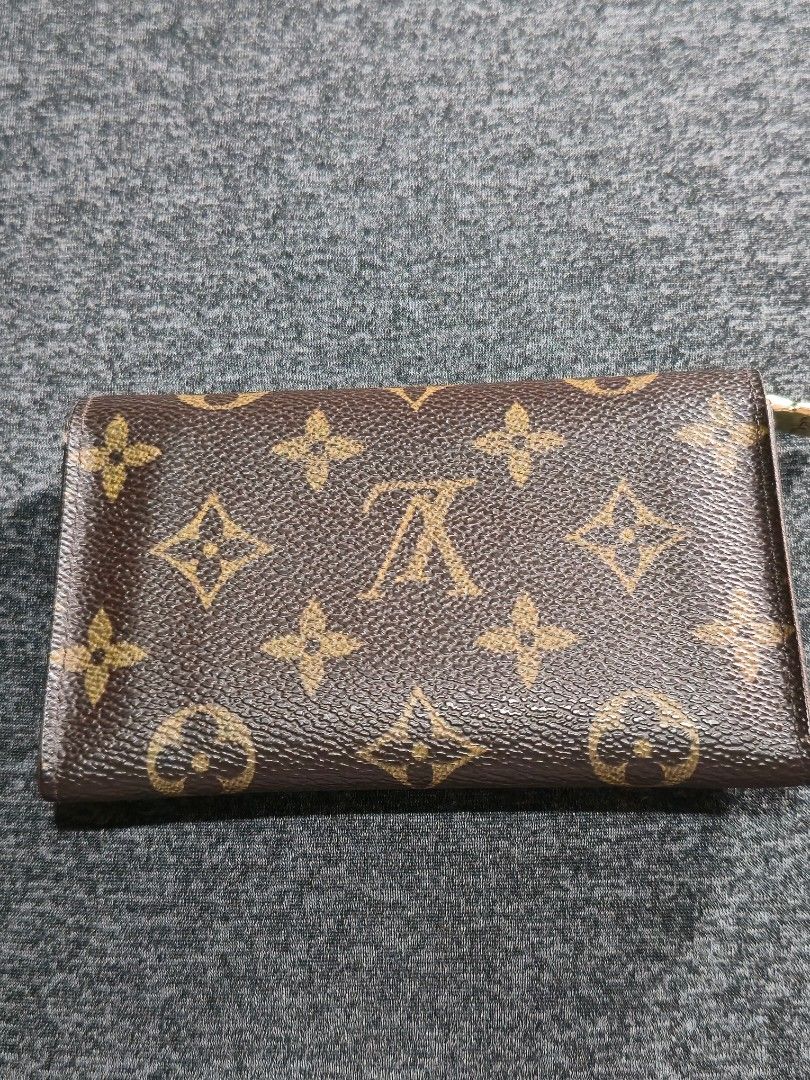 Louis Vuitton Monogram Wallet (Category: Luxury Bags & Wallets) located in Quezon City. Submitted by iammjdlb (Listing ID 1463769945, Image 2). Description: - Louis Vuitton Bifold Wallet - Classic Monogram Canvas - Secure button closure - Ideal for organizing your cards, coins and bills - Authentic 100%.