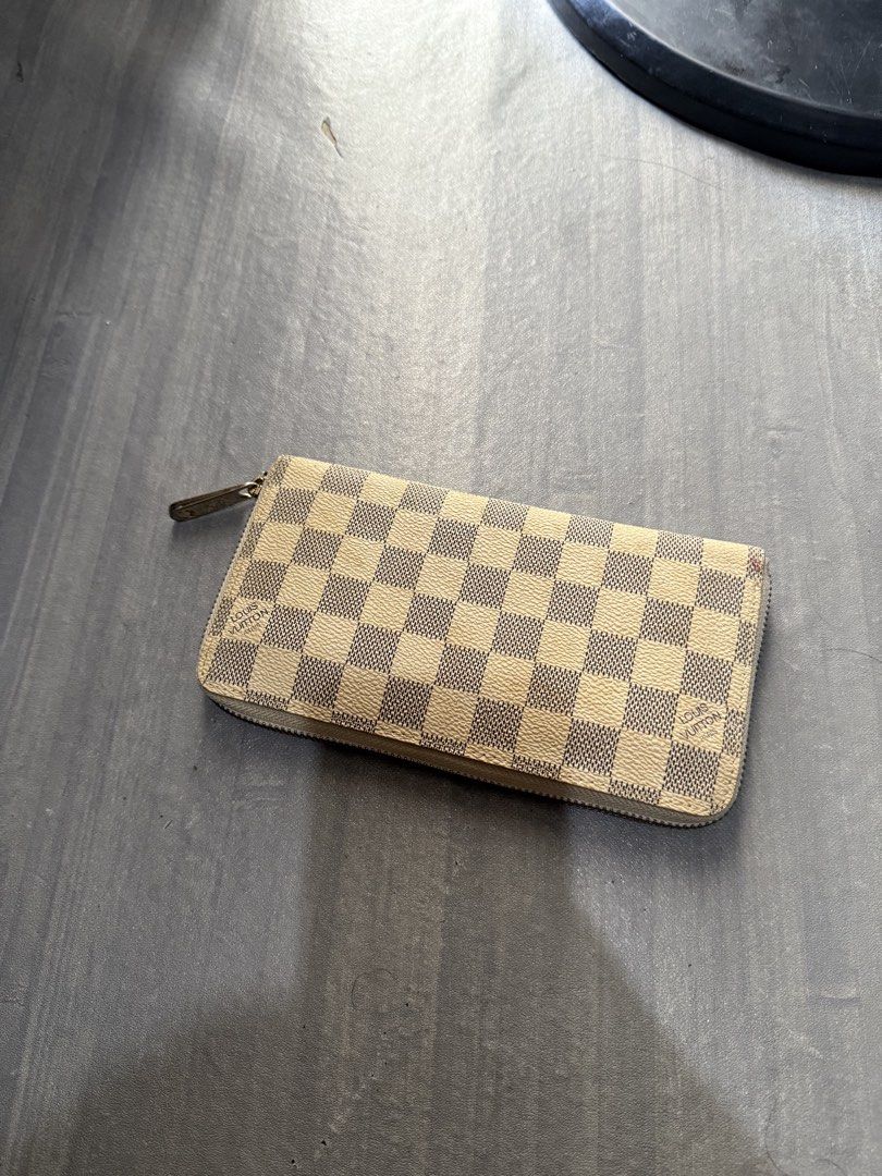 Louis Vuitton Zippy wallet (Category: Luxury Bags & Wallets) located in Cagayan de Oro. Submitted by twice.but.nice.blackmarket (Listing ID 1463794699, Image 1). Description: Excellent condition Height 4 1/4 Width 7 3/8 Issue : NONE! need clean only .