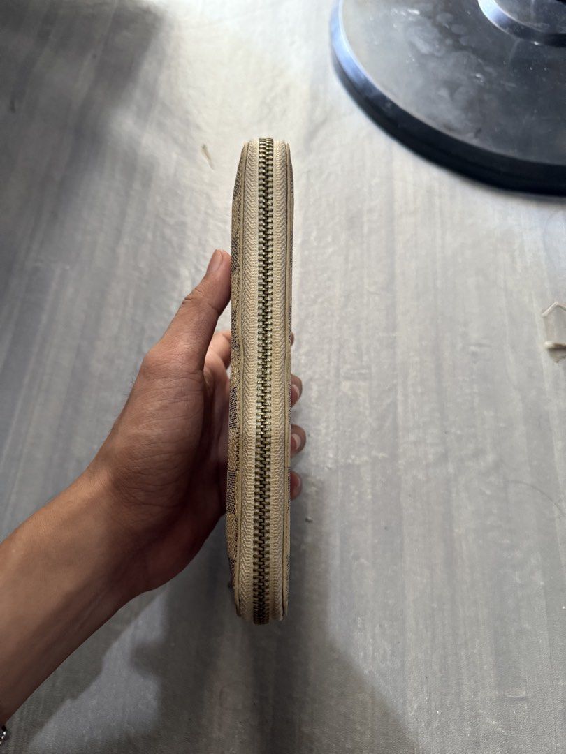 Louis Vuitton Zippy wallet (Category: Luxury Bags & Wallets) located in Cagayan de Oro. Submitted by twice.but.nice.blackmarket (Listing ID 1463794699, Image 2). Description: Excellent condition Height 4 1/4 Width 7 3/8 Issue : NONE! need clean only .