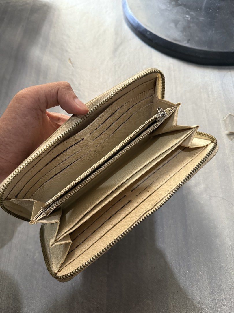 Louis Vuitton Zippy wallet (Category: Luxury Bags & Wallets) located in Cagayan de Oro. Submitted by twice.but.nice.blackmarket (Listing ID 1463794699, Image 3). Description: Excellent condition Height 4 1/4 Width 7 3/8 Issue : NONE! need clean only .