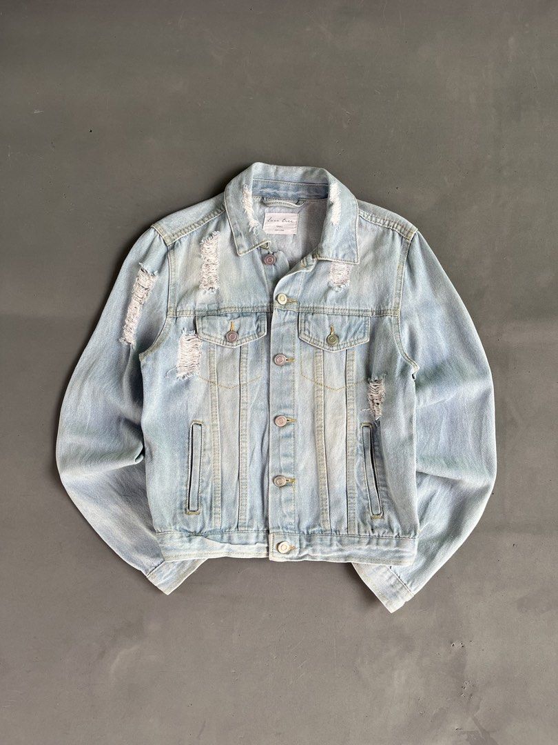 LOVE TREE DENIM JACKET (Category: Coats, Jackets and Outerwear) located in Quezon City. Submitted by kentstuff (Listing ID 1463861062, Image 1). Description: Size M On Tag Shoulder-Hem : 22” Pit-Pit : 19.5” Condition: Excellent CR: 9.8/10 Flaws: ❌ Needwash DISCLAIMER: This is a thrifted item. All brands, logos, and trademarks belong to their rightful owners. We’re here to rehome great pieces — no brand affiliation intended..