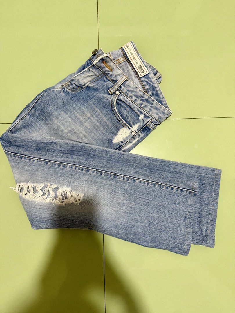 Low rise jeans (Category: Jeans) located in San Fernando. Submitted by ver0oooooo (Listing ID 1463807544, Image 2). Description: 32 inches hips 34 length .