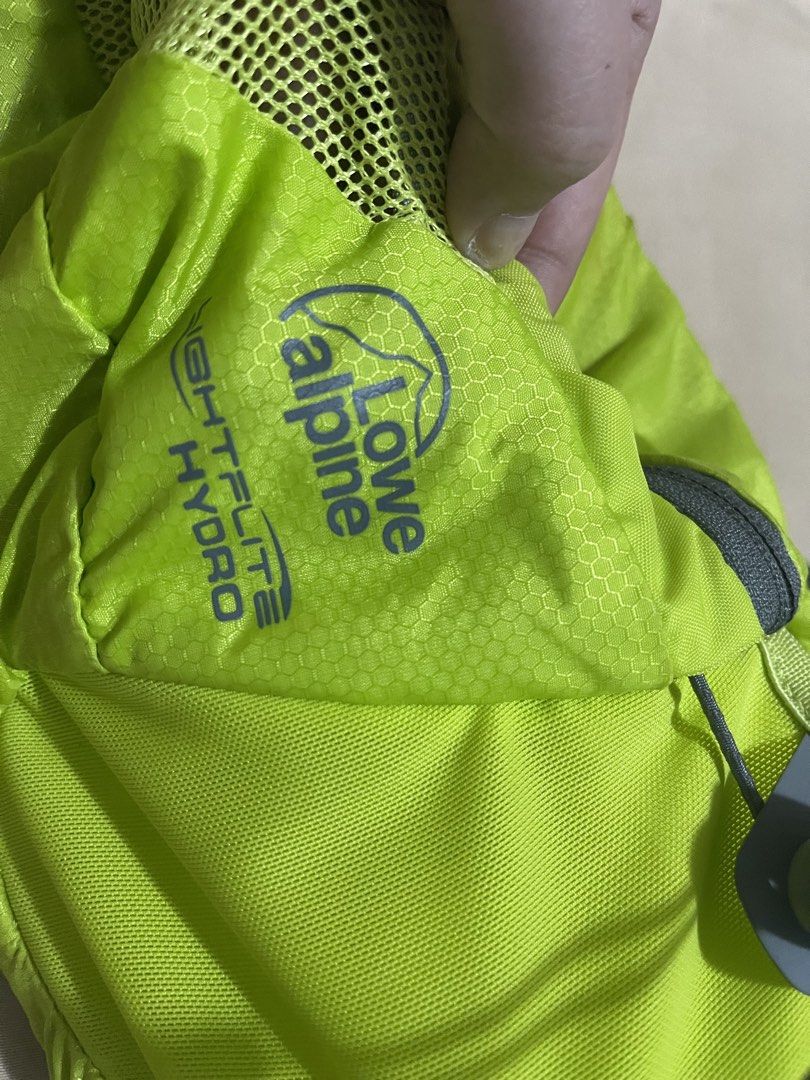 Lowe Alpine Lightflite Hydro Waist Bag (Category: Hiking & Camping) located in Manila. Submitted by rare_goldy (Listing ID 1463896372, Image 3). Description: .
