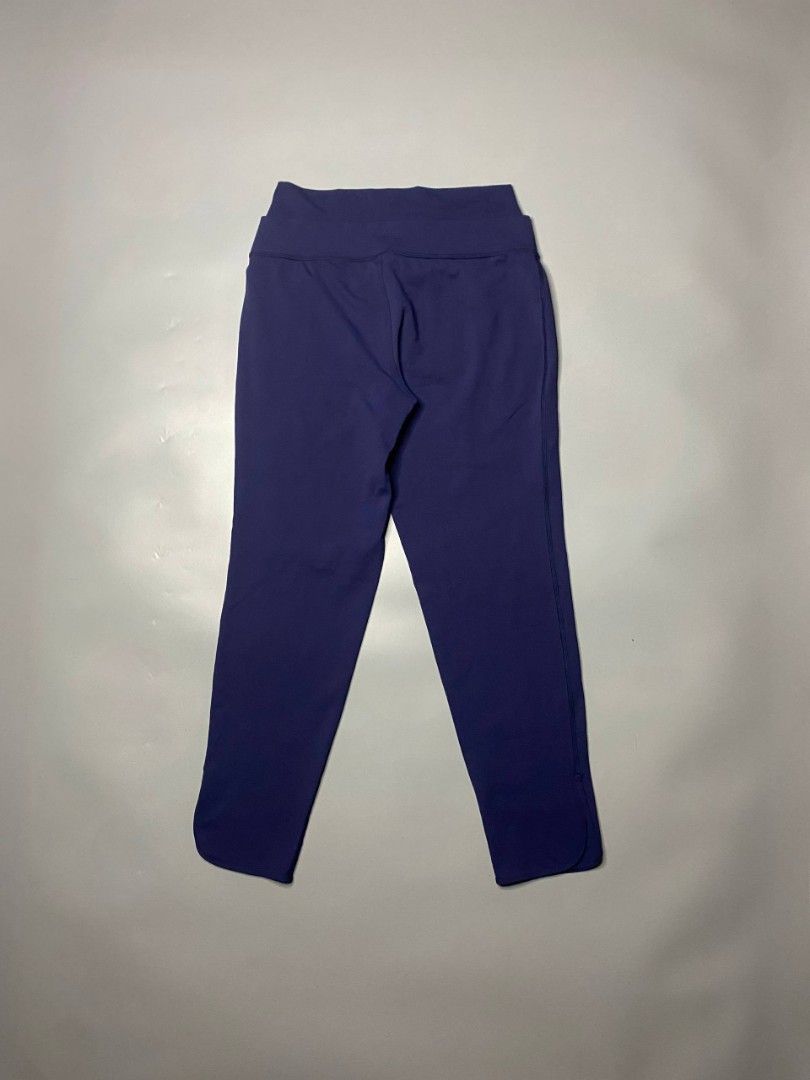 Lululemon Navy Blue Leggings (Category: Activewear) located in Ajuy. Submitted by quickcrystal-effaca (Listing ID 1463876623, Image 1). Description: - Navy blue Lululemon leggings - High-waisted fit - Cropped length with a slight flare at the hem - Smooth and stretchy material - Comfortable for workouts and casual wear - Perfect for everyday activities.