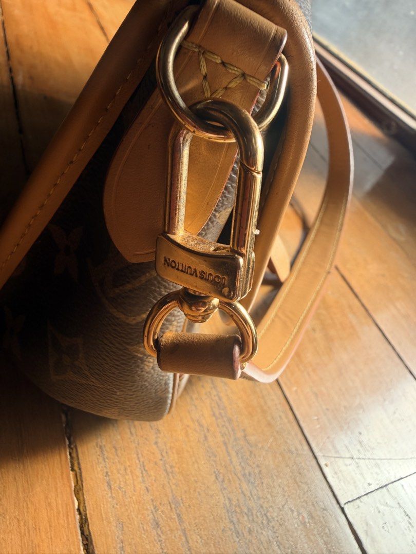 Lv Dianne (Category: Luxury Bags & Wallets) located in San Pascual. Submitted by s3resale (Listing ID 1463743245, Image 3). Description: Good as new with minor signs of usage lang see photos….