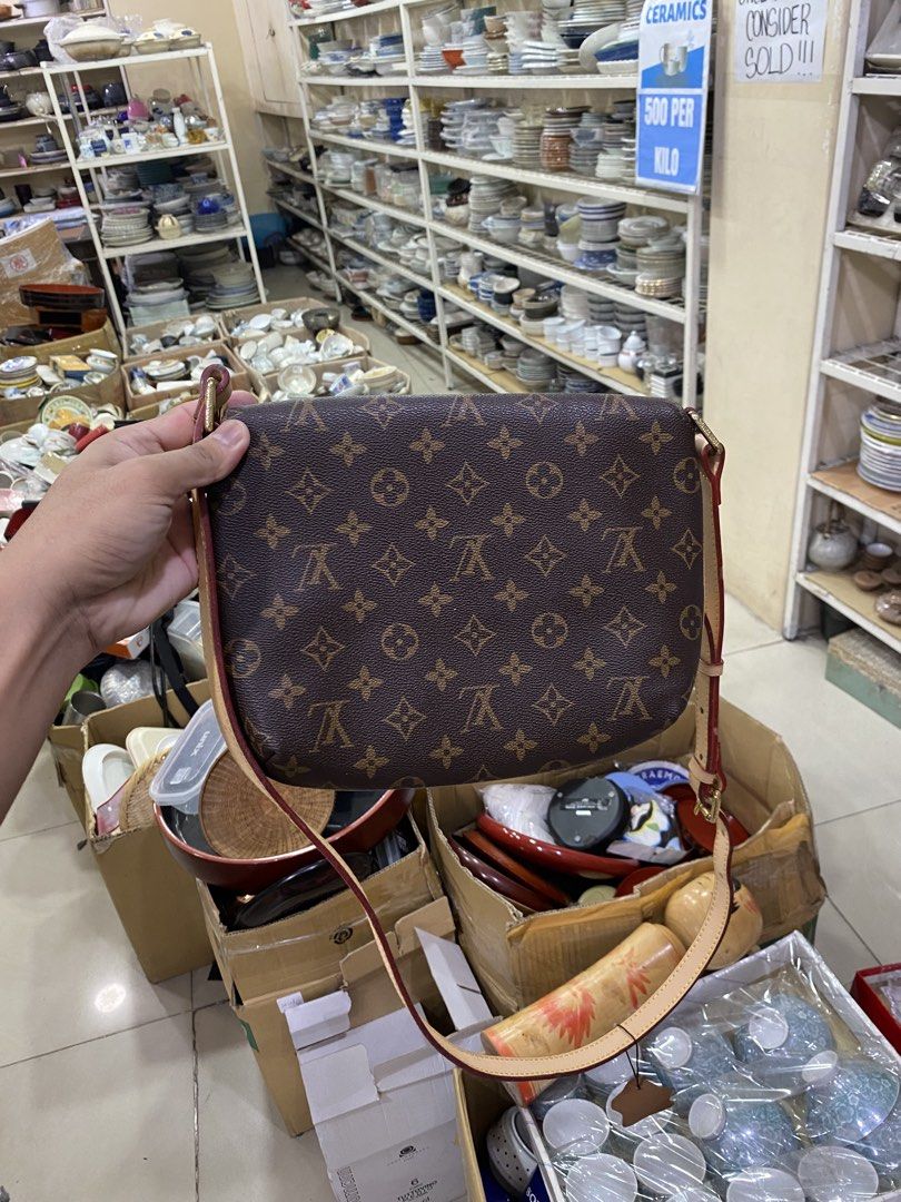LV MONOGRAM (Category: Luxury Bags & Wallets) located in Manila. Submitted by mikeed. (Listing ID 1463743424, Image 2). Description: .