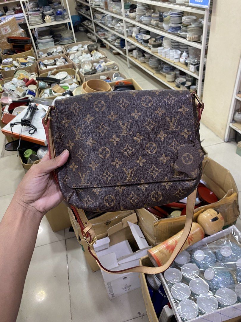 LV MONOGRAM (Category: Luxury Bags & Wallets) located in Manila. Submitted by mikeed. (Listing ID 1463743424, Image 1). Description: .