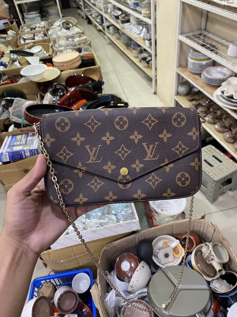 LV Pochette (Category: Luxury Bags & Wallets) located in Manila. Submitted by mikeed. (Listing ID 1463796610, Image 2). Description: .