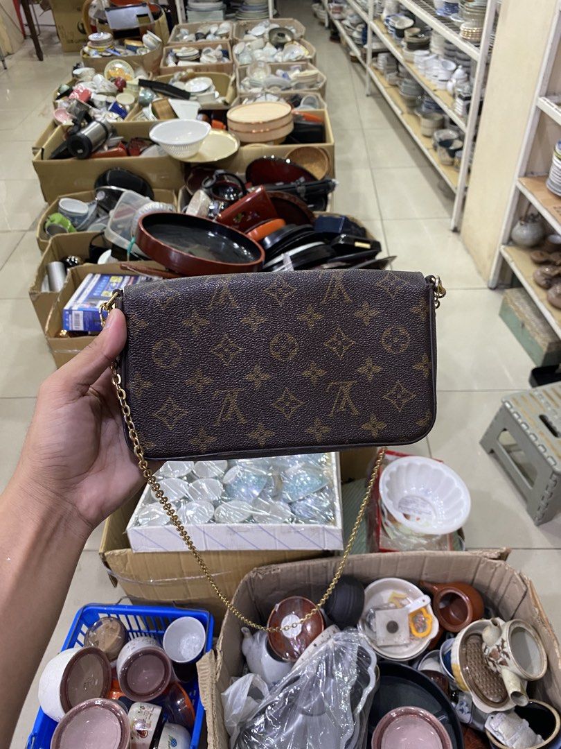 LV Pochette (Category: Luxury Bags & Wallets) located in Manila. Submitted by mikeed. (Listing ID 1463796791, Image 2). Description: .