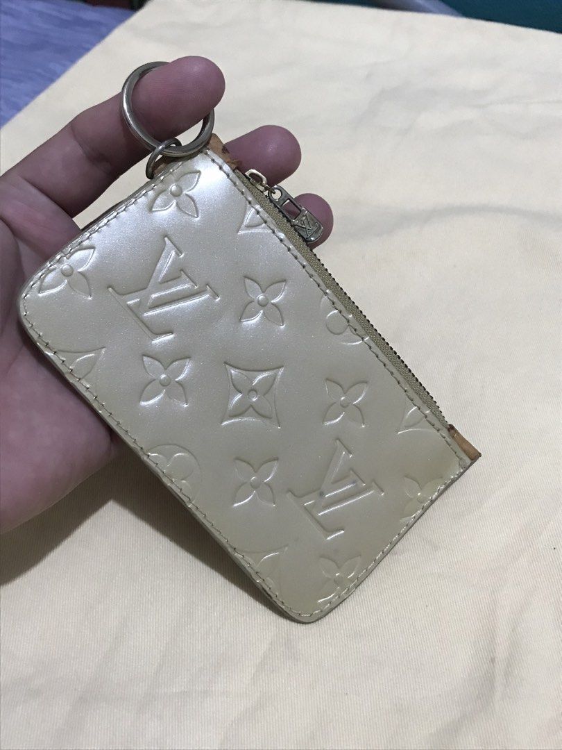 Lv vernis (Category: Purses & Pouches) located in Balete No 2. Submitted by troyesybang (Listing ID 1463897211, Image 1). Description: Leather noncodeing Size coin purse Hindi kasya bill ng palapad folded lang.