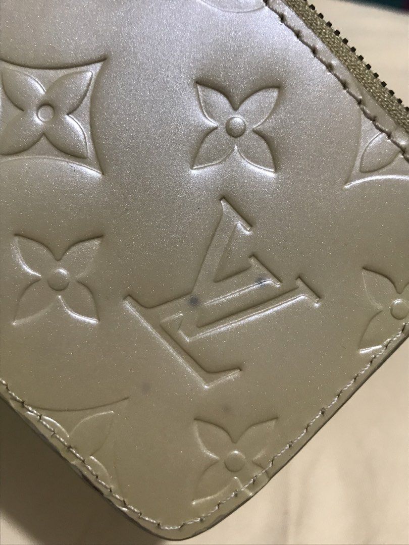 Lv vernis (Category: Purses & Pouches) located in Balete No 2. Submitted by troyesybang (Listing ID 1463897211, Image 2). Description: Leather noncodeing Size coin purse Hindi kasya bill ng palapad folded lang.