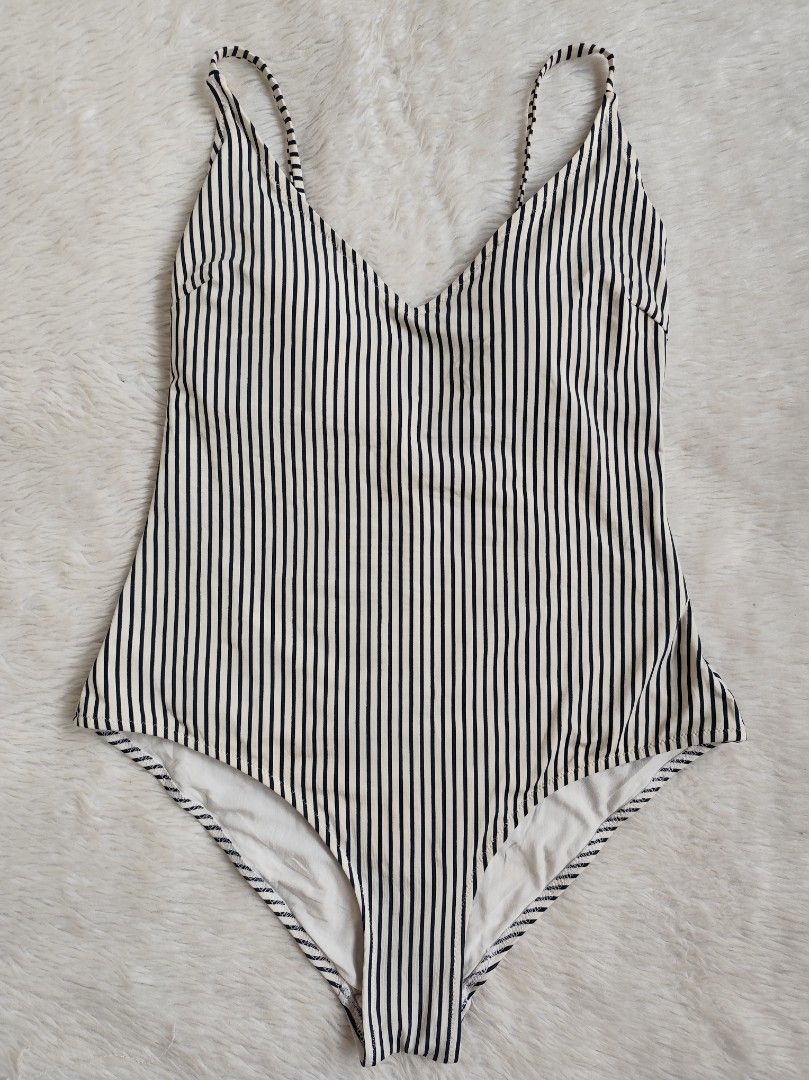 (M) H&M One Piece Swimsuit (Category: Bikinis & Swimsuits) located in Paranaque City. Submitted by tanz2014 (Listing ID 1463746061, Image 3). Description: 🥀𝐒𝐔𝐏𝐄𝐑 𝐆𝐀𝐍𝐃𝐀 𝐍𝐈𝐓𝐎🥀 🌻Like New🌻 🌼Brand: H&M ➡️Padded 🌸Size: Medium 💸Mine: P499 🔺All Items are PRELOVED in good condition. 🔺Please do manage your expectations. 🔺WASH before USE‼️ 🔺BUY at your own RISK‼️ ❌NO RETURN, NO EXCHANGE POLICY❌ 🚫BOGUS BUYER/JOY RESERVER will be pos