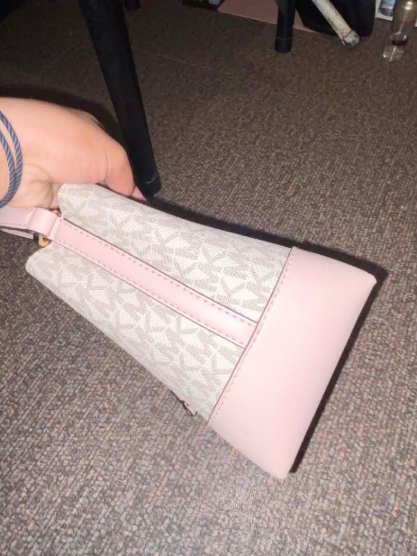M K | MERCER SMALL LOGO BUCKET BAG (Category: Cross-body Bags) located in Manila. Submitted by prelovedbyaphia (Listing ID 1463790716, Image 2). Description: .