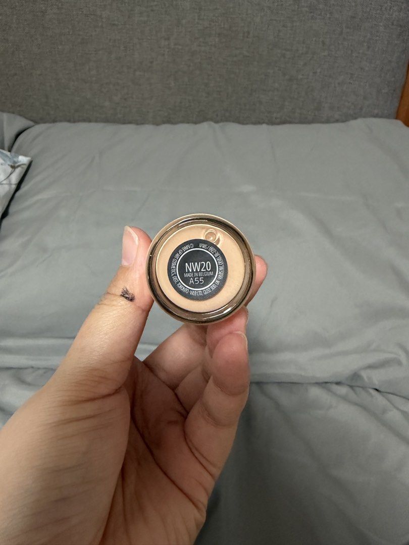 MAC Studio Fix Fluid SPF 15 Foundation NW20 (Category: Makeup) located in Marilao. Submitted by wantmyprelovedthings (Listing ID 1463866681, Image 2). Description: - MAC Studio Fix Fluid Foundation - Shade: NW20 - SPF 15 - 24-Hour Matte Finish Bought online. Sadly not my shade..