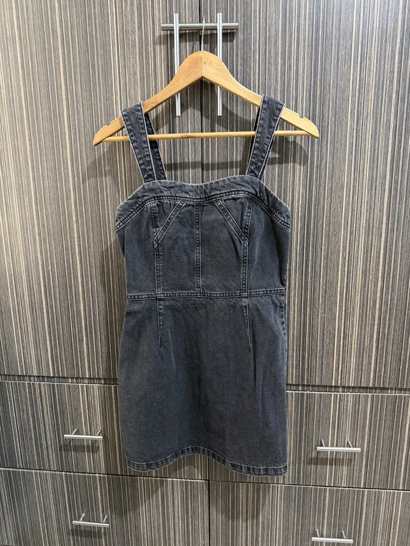Mango: Black Denim Black Dress (Category: Dresses) located in Manila. Submitted by maiserdaz (Listing ID 1463808298, Image 1). Description: PLEASE READ BEFORE SENDING OFFER -No lowballer. Price posted is already low. -24hours reservation only. -Please no joy reserver. RFS: Decluttering MOP: BDO BPI Gcash Shipping via lalamove - pin loc near SM Valenzuela Or standard shipping Manila - 90 - Black denim pinafore dress - Square neckline with adjustab