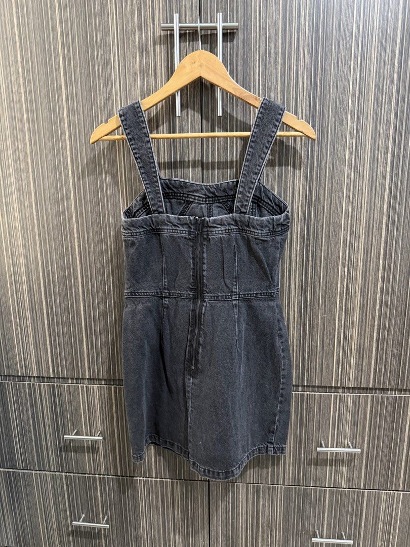 Mango: Black Denim Black Dress (Category: Dresses) located in Manila. Submitted by maiserdaz (Listing ID 1463808298, Image 2). Description: PLEASE READ BEFORE SENDING OFFER -No lowballer. Price posted is already low. -24hours reservation only. -Please no joy reserver. RFS: Decluttering MOP: BDO BPI Gcash Shipping via lalamove - pin loc near SM Valenzuela Or standard shipping Manila - 90 - Black denim pinafore dress - Square neckline with adjustab