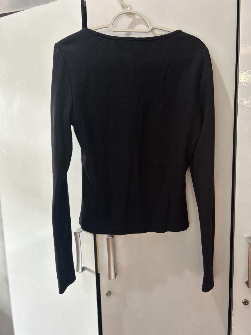 MANGO Black Long-Sleeve Top (Category: Longsleeves) located in Pasig City. Submitted by ladyleslieisletavelarde4902 (Listing ID 1463760087, Image 3). Description: A simple and timeless MANGO black top with a flattering scoop neckline and subtle front detail. Easy to dress up or down! ✨ Brand: MANGO Style: Long-Sleeve Top- Scoop neckline Size: S to M Excellent preloved condition MOP: Gcash / Bank Transfer Purchase direct from store Delivery: SF sh