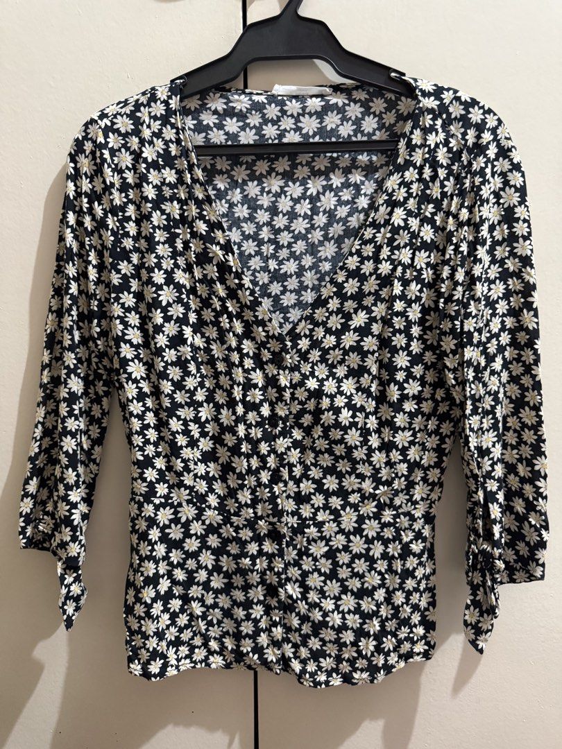Mango floral blouse (Category: Blouses) located in Makati City. Submitted by prebykris (Listing ID 1463886214, Image 2). Description: Used once; Pretty in person but it won’t fit me anymore..