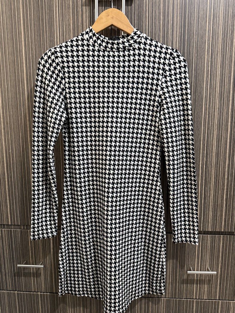 Mango: Houndstooth Long Sleeve Mock Neck Mini Dress (Category: Dresses) located in Manila. Submitted by maiserdaz (Listing ID 1463807523, Image 1). Description: PLEASE READ BEFORE SENDING OFFER -No lowballer. Price posted is already low. -24hours reservation only. -Please no joy reserver. RFS: Decluttering MOP: BDO BPI Gcash Shipping via lalamove - pin loc near SM Valenzuela Or standard shipping Manila - 90 - Classic black and white houndstooth p