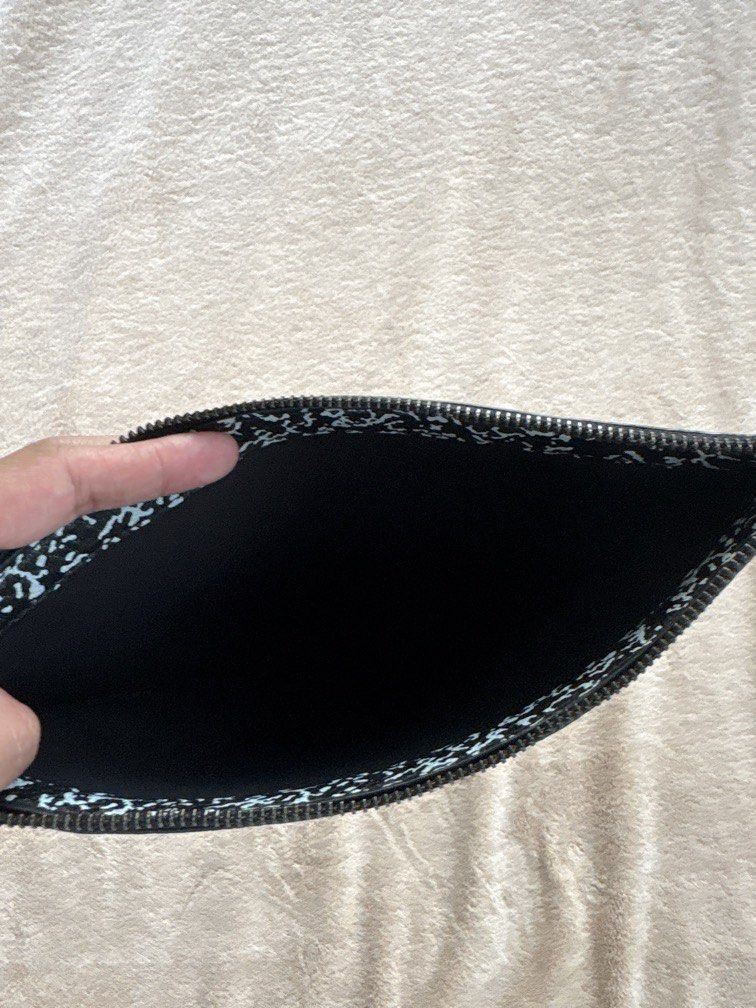 marc by marc jacobs (Category: Clutches) located in Paranaque City. Submitted by oddfalcon.123bb8 (Listing ID 1463793203, Image 2). Description: rubber material.